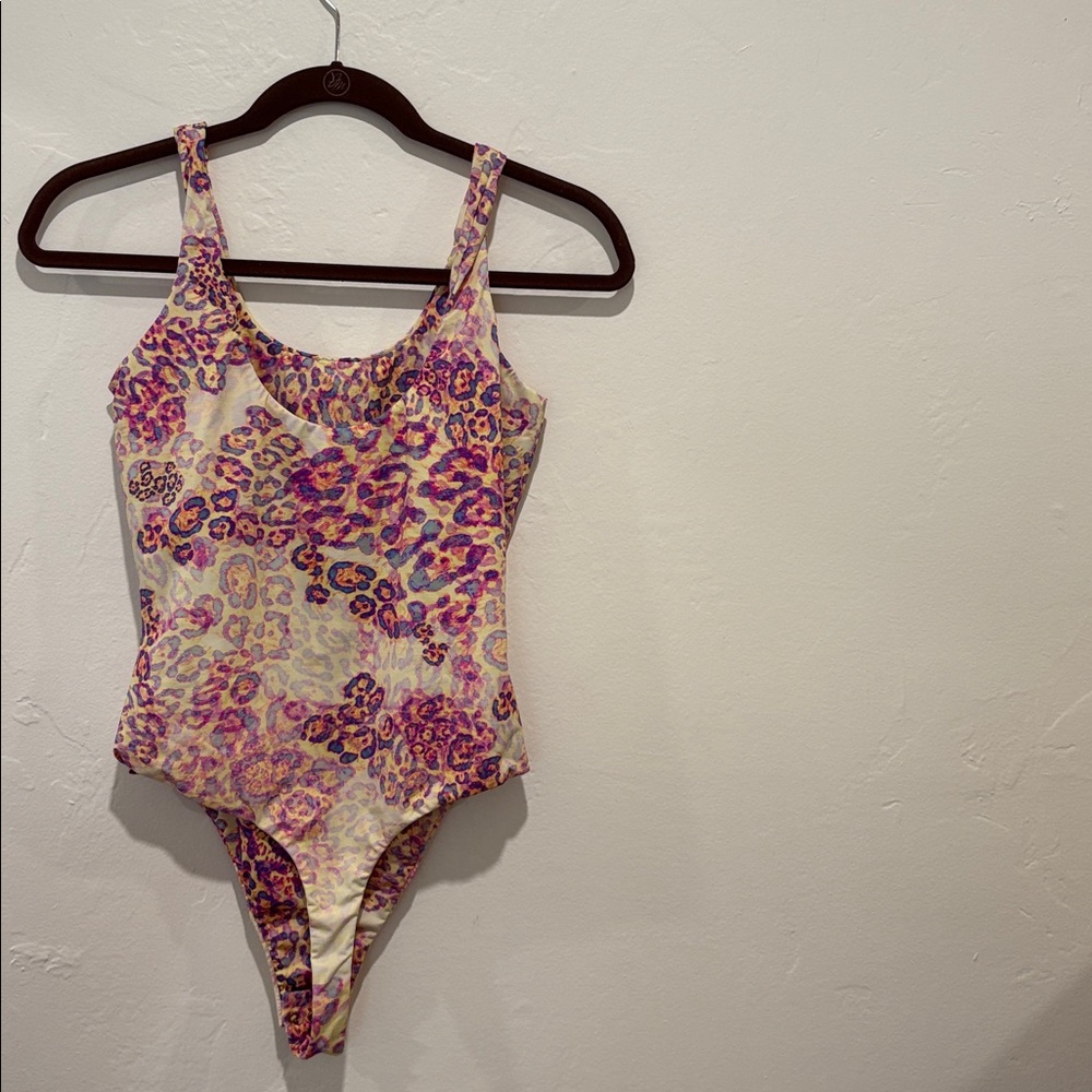 Adriana Iglesias olorful Leopard Print body suit - Picture 2 of 5